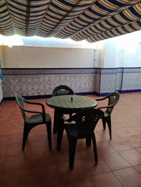 Chalet adosado con azotea andaluza y patio, junto a la playa